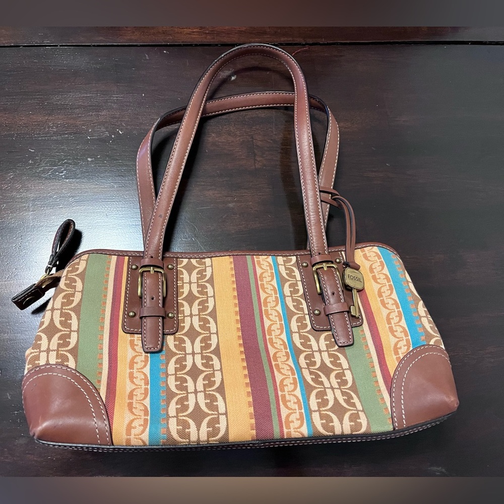 Fossil purse in very good condition.